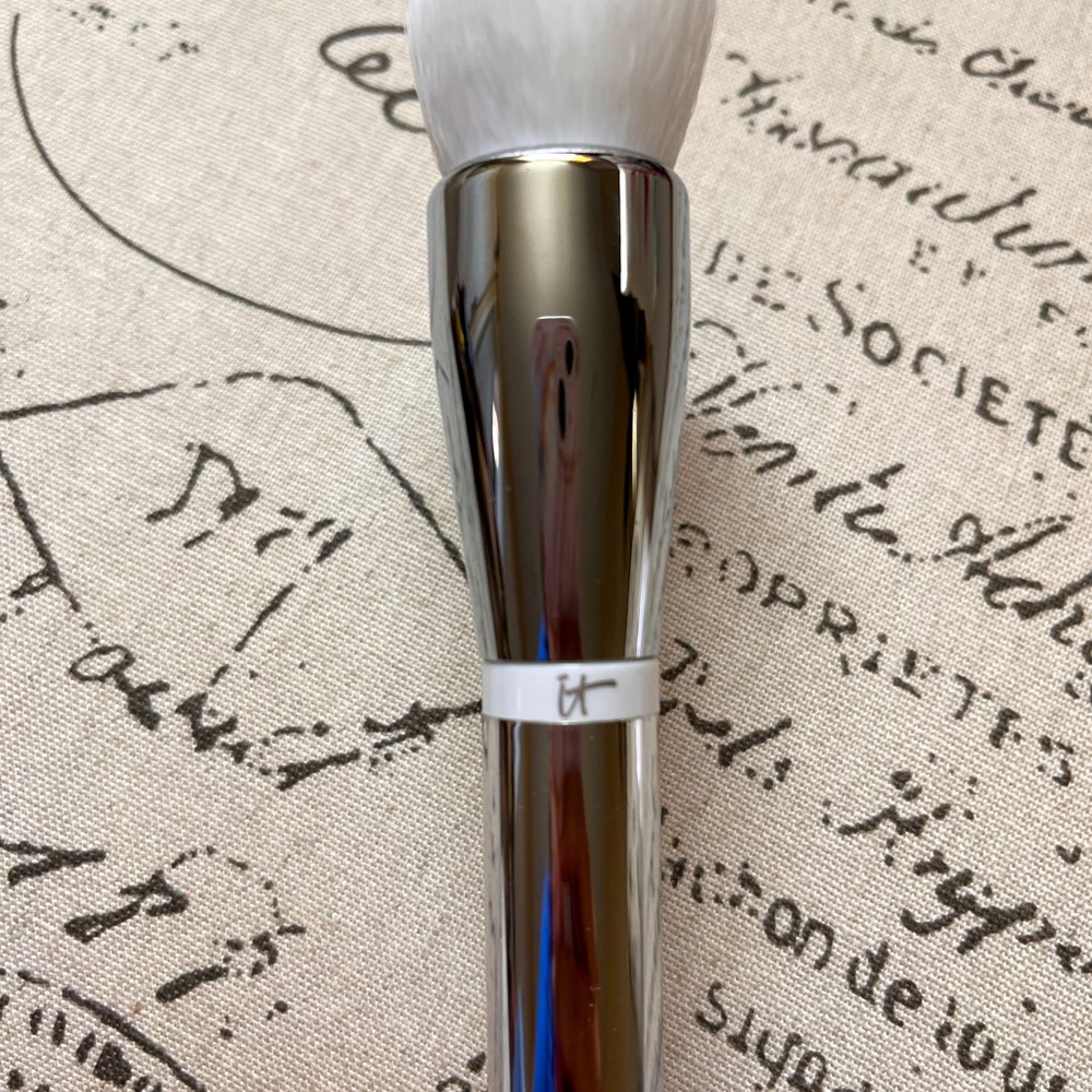 IT cosmetics Heavenly Skin Smoothing Complexion slanted bristles makeup brush